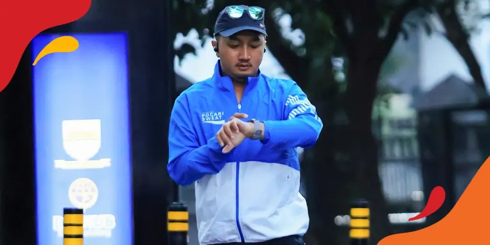 pelari cek smartwatch lari